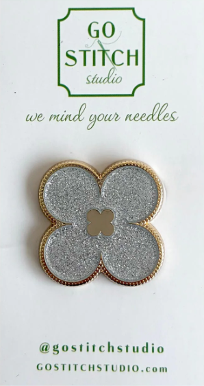 Silver Clover Needle Minder